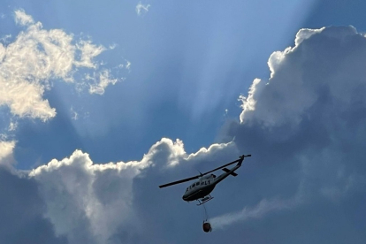 Helicóptero sobrevolando Vega de la Espinareda en León por el incendio de Dragonte.- E. M.