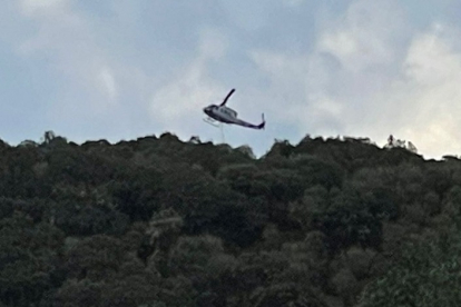 Helicóptero sobrevolando Vega de la Espinareda en León por el incendio de Dragonte.- E. M.
