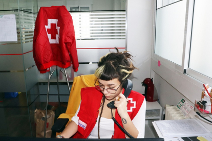 Imagen de archivo de una trabajadora de Cruz Roja.- ICAL