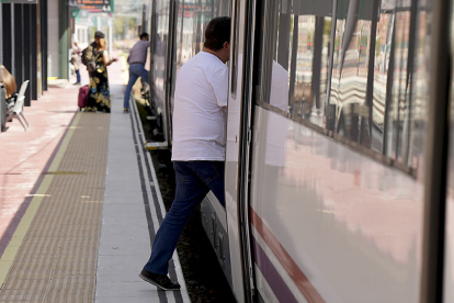 Tren de Media Distancia en la estación de Valladolid. PHOTOGENIC