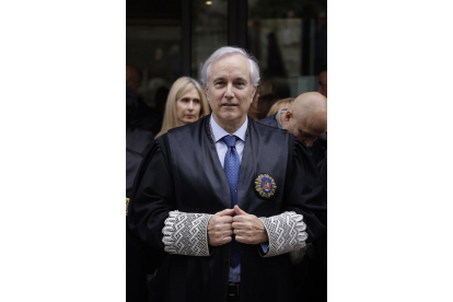 Concentración en la puerta de los juzgados de Salamanca. En la imagen el presidente de la Audiencia de Salamanca, José Antonio Vega. -ICAL