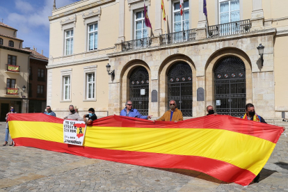 Palencia se concentra en su Plaza Mayor en apoyo de Felipe VI. - ICAL
