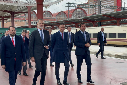 El rey Felipe VI y el presidente del Gobierno, Pedro Sánchez, Inauguran la alta velocidad entre Castilla y León y Asturias a través de la Variante de Pajares.- E. M.