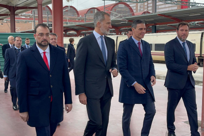El rey Felipe VI, el presidente del Gobierno, Pedro Sánchez, y el ministro de Transportes y Movilidad Sostenible, Óscar Puente, inauguran la alta velocidad entre Valladolid y Asturias a través de la Variante de Pajares. -E.M.