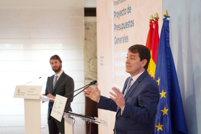 Juan García-Gallardo y Alfonso Fernández Mañueco, durante la presentación del proyecto de Presupuestos Generales de Castilla y León para 2023.- ICAL