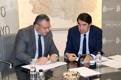 El presidente de la Diputación de León, Eduardo Morán, mantiene una reunión de trabajo con el consejero de Medio Ambiente, Juan Carlos Suárez Quiñones. -ICAL
