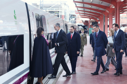 El rey Felipe VI y el presidente del Gobierno, Pedro Sánchez, Inauguran la alta velocidad entre Castilla y León y Asturias a través de la Variante de Pajares. -ICAL