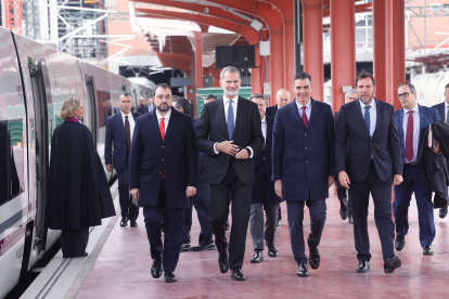 El rey Felipe VI y el presidente del Gobierno, Pedro Sánchez, Inauguran la alta velocidad entre Castilla y León y Asturias a través de la Variante de Pajares. -ICAL