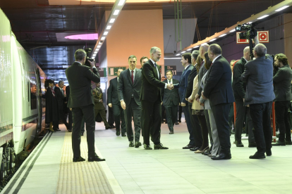 El Rey Felipe VI saluda en la estación de León a Alfonso Fernández Mañueco. -ADIF