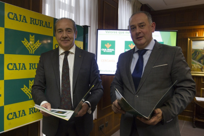 El director de Caja Rural, Cirpriano García, y el Presidente de Caja Rural, Nicanor Santos, presentan el balance y la cuenta de pérdidas y ganancias del ejercicio de 2019. - ICAL