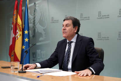 El consejero de Economía y Hacienda y portavoz, Carlos Fernández Carriedo, comparece en rueda de prensa posterior al Consejo de Gobierno, en una imagen de archvio. ICAL