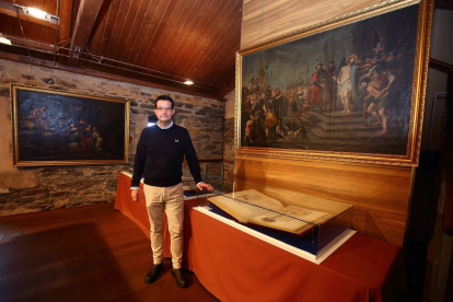 El director de los museos de Ponferrada, Javier García Bueso, junto a la exposición permanente Templum Libri en el Castillo de los Templarios. -ICAL.