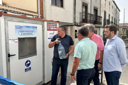 Javier Faúndez, presidente de la Diputación de Zamora, con una garrafa de agua en la potabilizadora de Bermillo de Sayago. - DIPUTACIÓN ZAMORA
