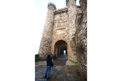 Turistas en el Castillo de los Templarios de Ponferrada. -ICAL.