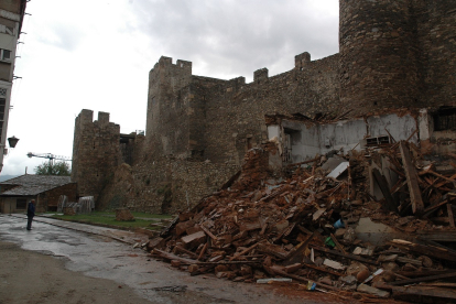 Última casa adosada al Castillo de los Templarios derruida en la primera década del siglo XXI durante las obras de restauración de la fortaleza ponferradina. -ICAL.
