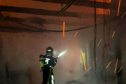 Un incendio calcina una panadería en proceso de rehabilitación en Santibáñez de la Isla (León). -ICAL