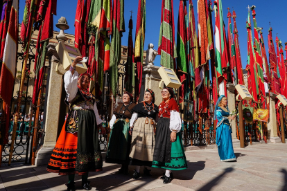 Desfile de pendones en León con motivo de las fiestas de San Froilán.- ICAL