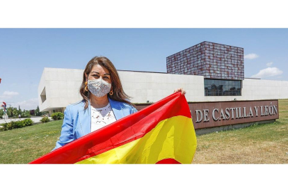 La procuradora de Ciudadanos por Segovia, Marta Sanz Gilmartín, posa con su bandera de España en la puerta de las Cortes. J.M. LOSTAU