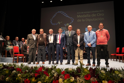 Alcaldes de siete municipios segovianos reciben la Medalla de Oro de la Diputación por sus más de 25 años al frente de sus ayuntamientos. ICAL