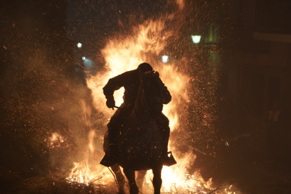 En la víspera de San Antón, San Bartolomé de Pinares en Ávila vive la tradicional celebración de las Luminarias. -ICAL