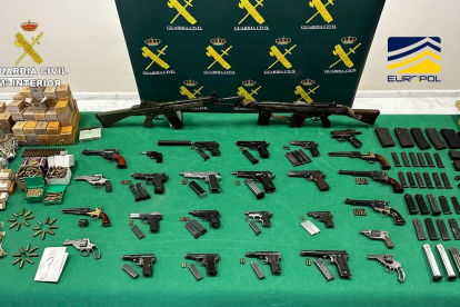 La Guardia Civil incauta más de 80 armas de fuego, de guerra e impresión 3D en una operación internacional. -GUARDIA CIVIL