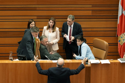 Igea se dirige a los miembros de la Mesa de las Cortes en el pleno del 23 de diciembre de 2022.- ICAL