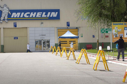 Acceso a la planta de Michelin en Aranda. PACO SANTAMARÍA