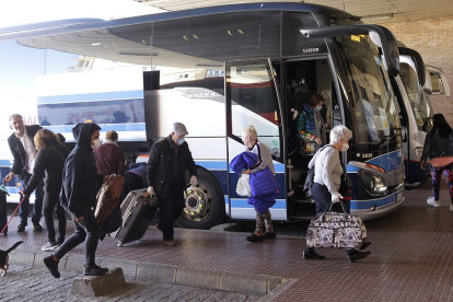 Llegada de un autobús de Madrid a Soria coincidiendo con el estallido de la crisis sanitaria hace unas semanas. L.A. TEJEDOR