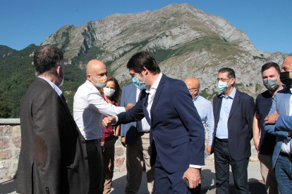 El consejero de Fomento y Medio Ambiente Suárez-Quiñones y el secretario de Medio Ambiente Hugo Morán visitan el Centro de Visitantes de "La Fonseya" en los Picos de Europa. - ICAL