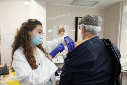Primera jornada de vacunación sin cita previa contra la gripe en Castilla y León.- ICAL