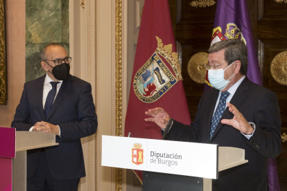 Los presidentes las diputaciones provinciales de Burgos y Álava, César Rico y Ramiro González.- ICAL
