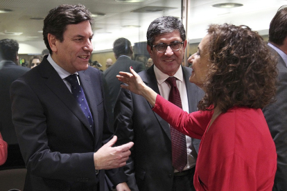 El consejero de Economía y Hacienda, Carlos Fernández Carriedo, saluda a la minsitra de Hacienda, María Jesús Montero. en la reunión del Consejo de Política Fiscal y Financiera.