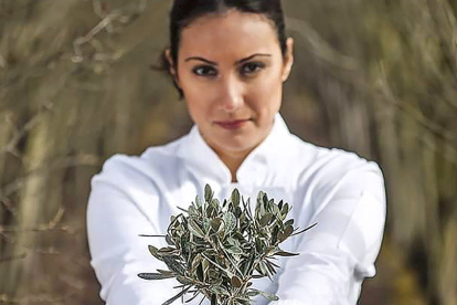Palmira Solor, con un pequeño olivo  (L. P.)