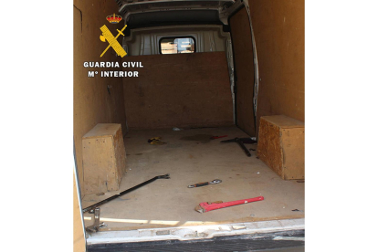 Imagen del interior de la furgoneta en la que huían los  presuntos autores de un delito de robo en grado de tentativa.- G.C.