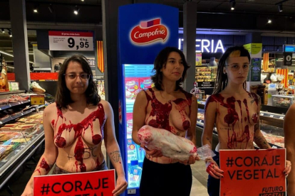 Activistas de Futuro Vegetal ante un stand de Campofrío en el supermercado de El Corte Inglés.- E.C.B.