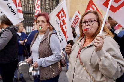 Los trabajadores del Sector de la Limpieza de Valladolid se concentran para protestar contra la última propuesta realizada por la patronal y reivindicar un convenio colectivo digno. -ICAL