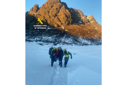 Rescate de una esquiadora herida en el Pico Tres Provincias. - GUARDIA CIVIL