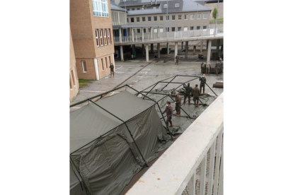 Militares desmontan el hospital de Segovia. -EL MUNDO