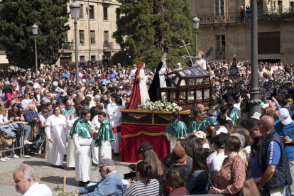 Los pasos de Nuestra Señora de la Alegría y Jesús Resucitado se encuentran en la procesión conjunta de Resurrección frente a la Catedral de Salamanca. -ICAL