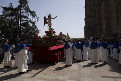 Los pasos de Nuestra Señora de la Alegría y Jesús Resucitado se encuentran en la procesión conjunta de Resurrección frente a la Catedral de Salamanca. -ICAL