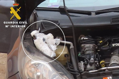 Imagen de la bolsa oculta en el motor del coche donde viajaba la droga - GUARDIA CIVIL
