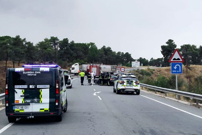 Accidente de tráfico entre una furgoneta y un turismo en la CL-605 a su paso por Anaya (Segovia), en el que dos personas fallecieron y tres resultaron heridas. - ICAL
