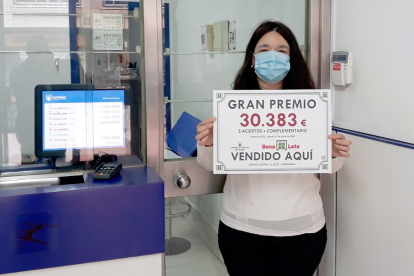 La administración de lotería ‘La Siete’, situada en la calle Ancha de Ponferrada, reparte un premio de más de 30.000 euros en el sorteo de la Bonoloto. - ICAL