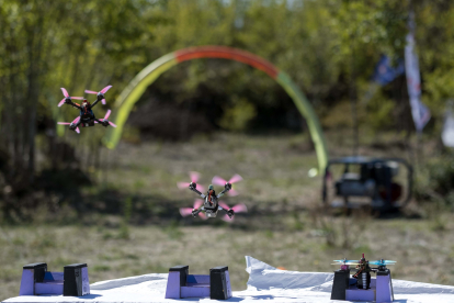 El castro de Yecla de Yeltes acoge una jornada de drones, donde se han celebrado carreras, cursos de formación y vuelo libre con diferentes multicópteros. Ical