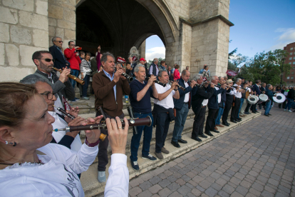 Miles de personas participan en una manifestación en Burgos para pedir más inversión en infraestructuras.-ICAL