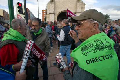 Miles de personas participan en una manifestación en Burgos para pedir más inversión en infraestructuras.-ICAL