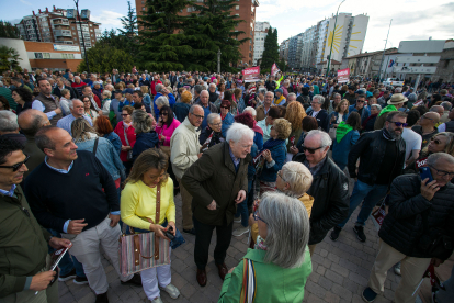 Miles de personas participan en una manifestación en Burgos para pedir más inversión en infraestructuras.-ICAL