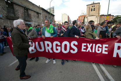 Miles de personas participan en una manifestación en Burgos para pedir más inversión en infraestructuras.-ICAL