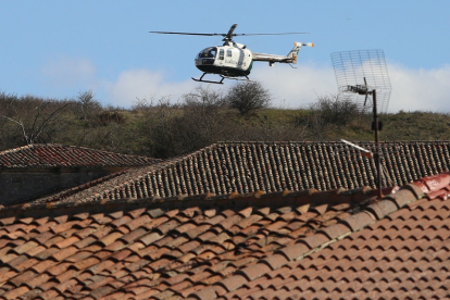 El helicóptero de la Guardia Civil en busca del hombre que asesinó a tiros a otro en Palencia. / ICAL