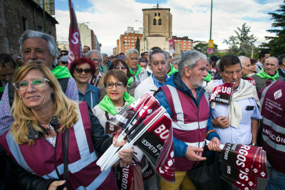 Miles de personas participan en una manifestación en Burgos para pedir más inversión en infraestructuras.-ICAL